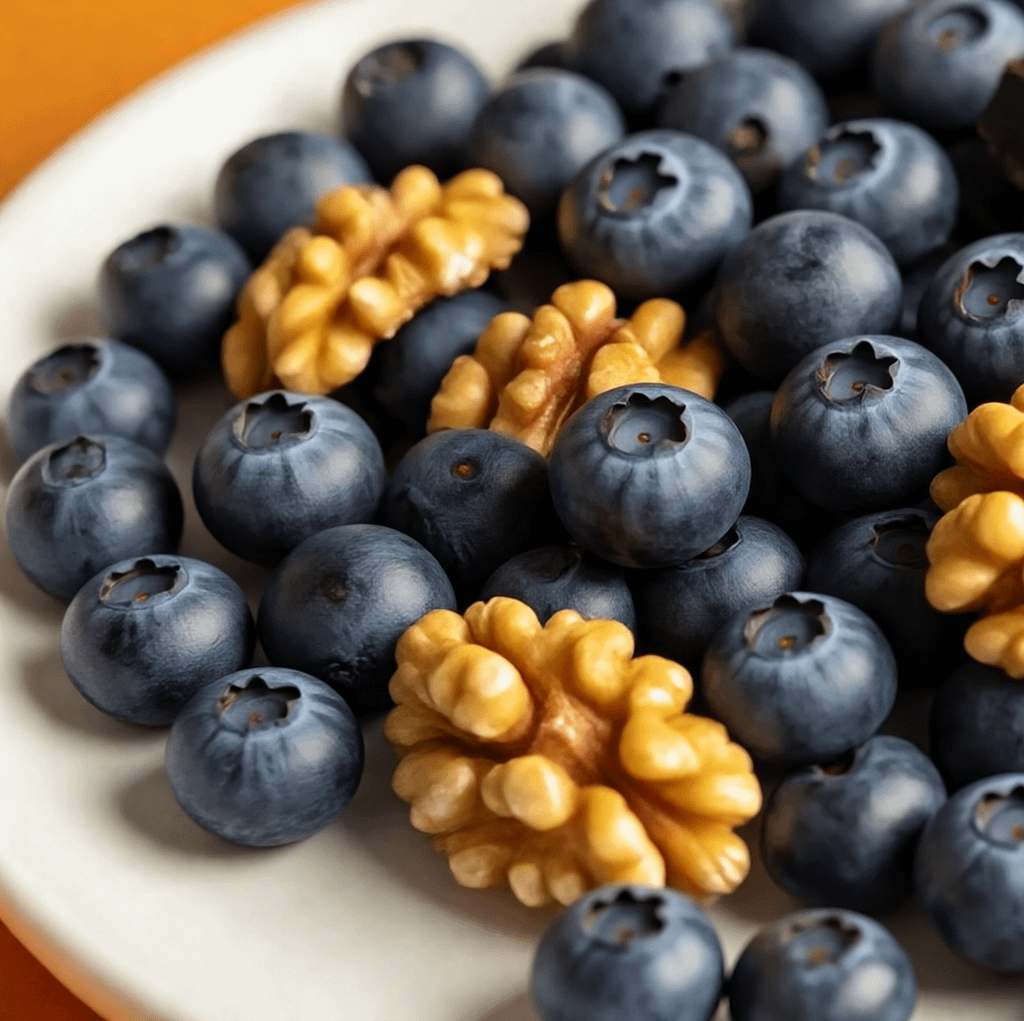 Biohacking mit heidelbeeren und walnüssen als gehirnnahrung. symbolbild.