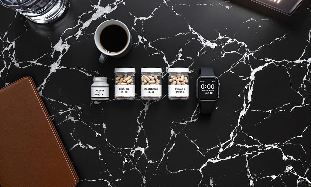 Flach angeordnete Supplemente mit Espresso und Uhrzeit – visuelle Darstellung eines biohackerischen Morgenrituals.