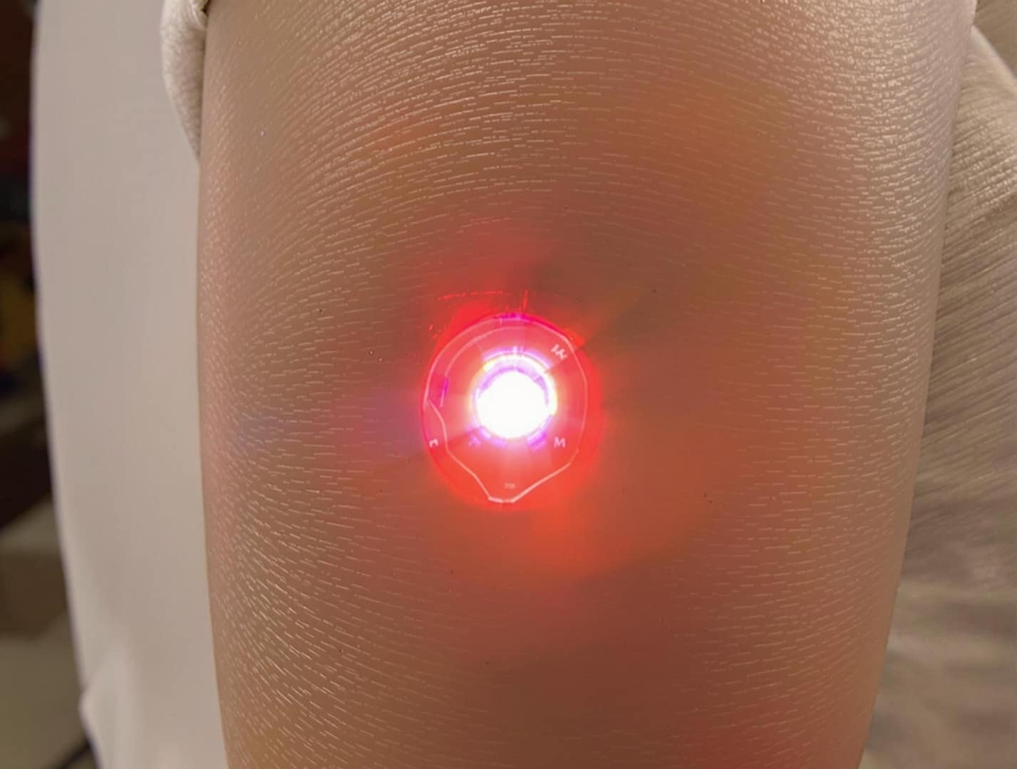 Biohacking machen grinder die sich ein implatat unter die haut einsetzen für die selbstoptimierung